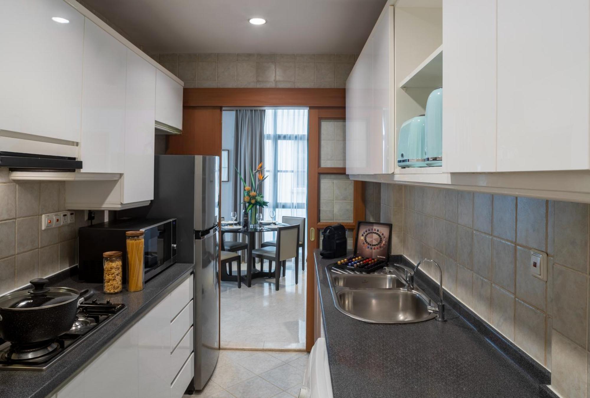 Fraser Place Robertson Walk Singapore Eksteriør billede A typical kitchen in a condominium