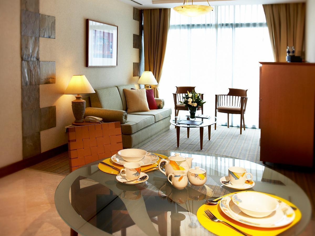 Fraser Place Robertson Walk Singapore Eksteriør billede A typical living room in a serviced apartment