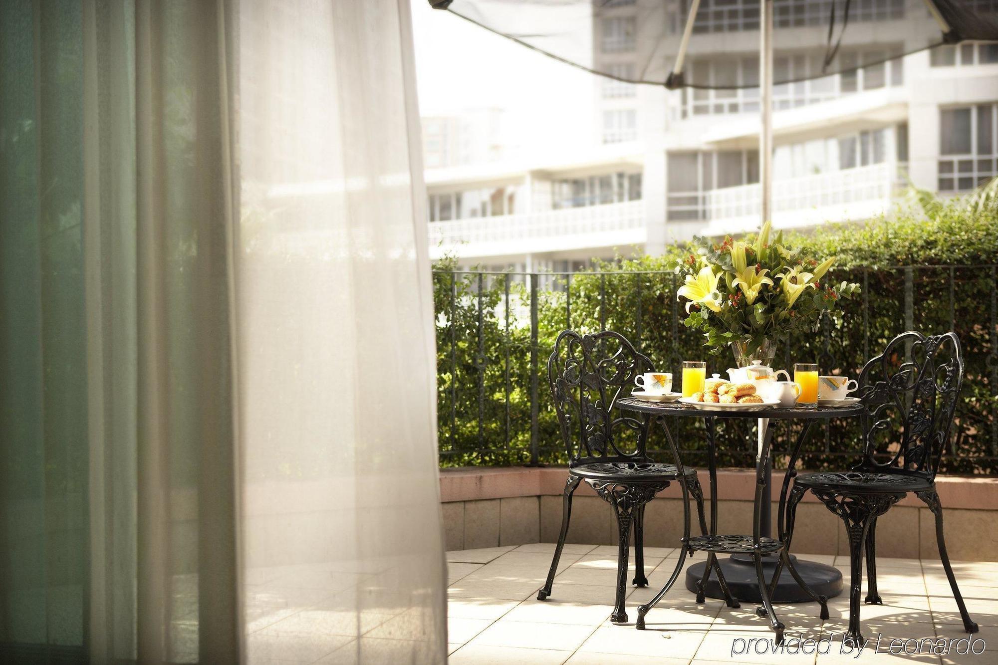 Fraser Place Robertson Walk Singapore Eksteriør billede A balcony in a hotel