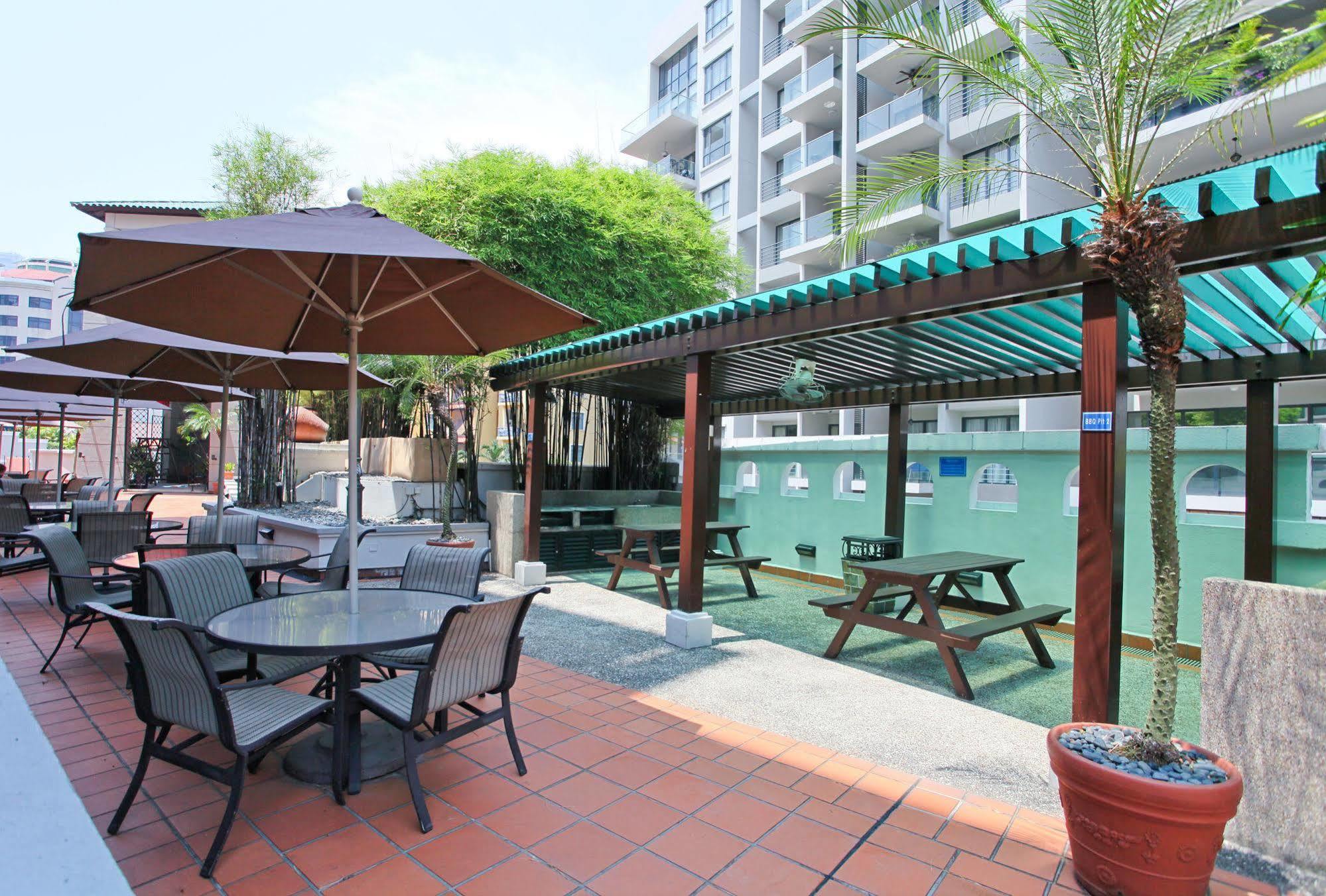 Fraser Place Robertson Walk Singapore Eksteriør billede The swimming pool at the hotel